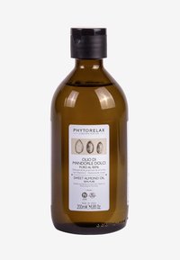 Brun glasflaska som innehåller 200 ml söt mandelolja. Har ett svart lock och en etikett med text och mandelillustrationer.