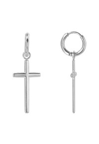 Zilveren oorringen met een hangend kruis pendant. Het kruis is strak en glanzend afgewerkt, met een minimalistisch ontwerp en schone lijnen.