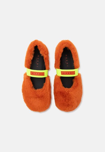 Paire de chaussures orange duveteuses à enfiler avec des brides jaune fluo portant la mention Marni, semelle intérieure noire, photographiées de dessus sur fond blanc.