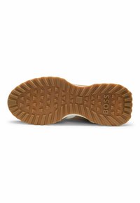 Suola di scarpa in gomma marrone con grip testurizzato e a motivo. Presenta il logo "BOSS" in rilievo vicino al tallone. Margine superiore di colore chiaro visibile.