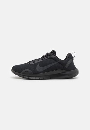 Czarny but do biegania Nike z siateczkową cholewką, gumową podeszwą, sznurowadłami i dużym logo Nike z boku, pokazany od zewnętrznej strony.