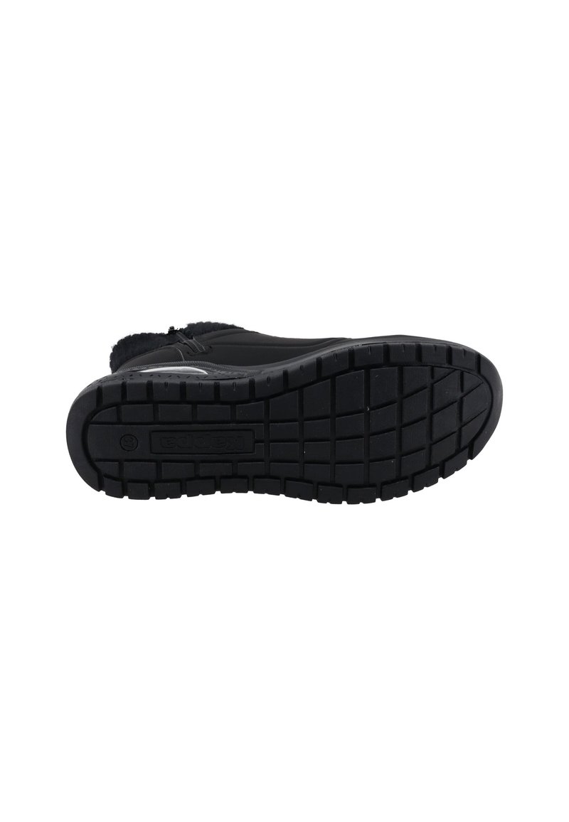 Botín negro impermeable con suela de goma texturizada, que presenta un patrón estriado para mayor agarre y un forro de polar en la parte superior para mayor calidez.