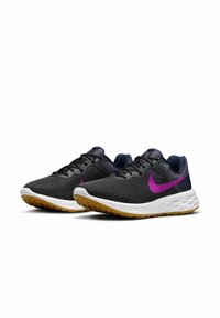 Baskets de course Nike noires et violettes avec un dessus texturé, une semelle intermédiaire blanche et une semelle extérieure en caoutchouc beige, arborant un logo swoosh bien en évidence.
