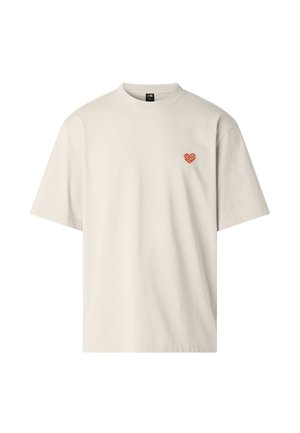Beżowy t-shirt z krótkim rękawem z małym czerwonym logo w kształcie serca na lewej piersi z napisem "The North Face".