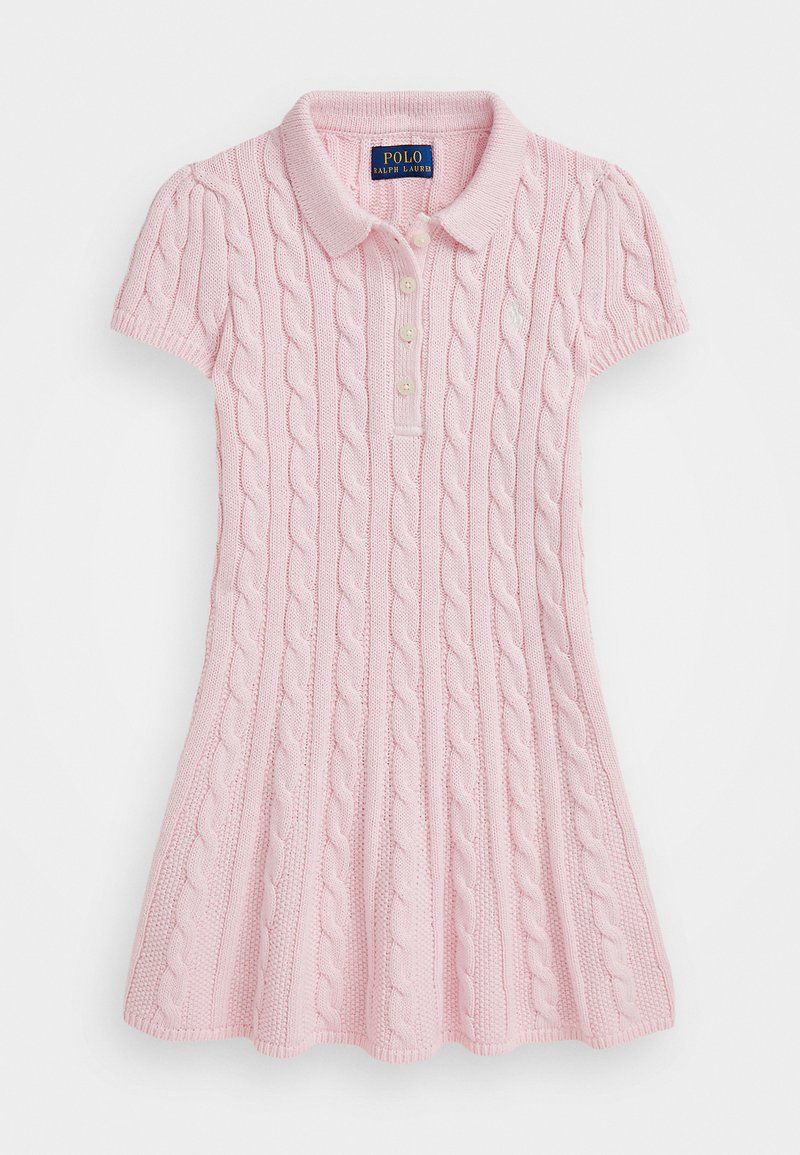 Vestido polo em rosa claro, apresentando um padrão de malha trançada, mangas curtas, colarinho e uma parte frontal com três botões, com uma bainha evasê.