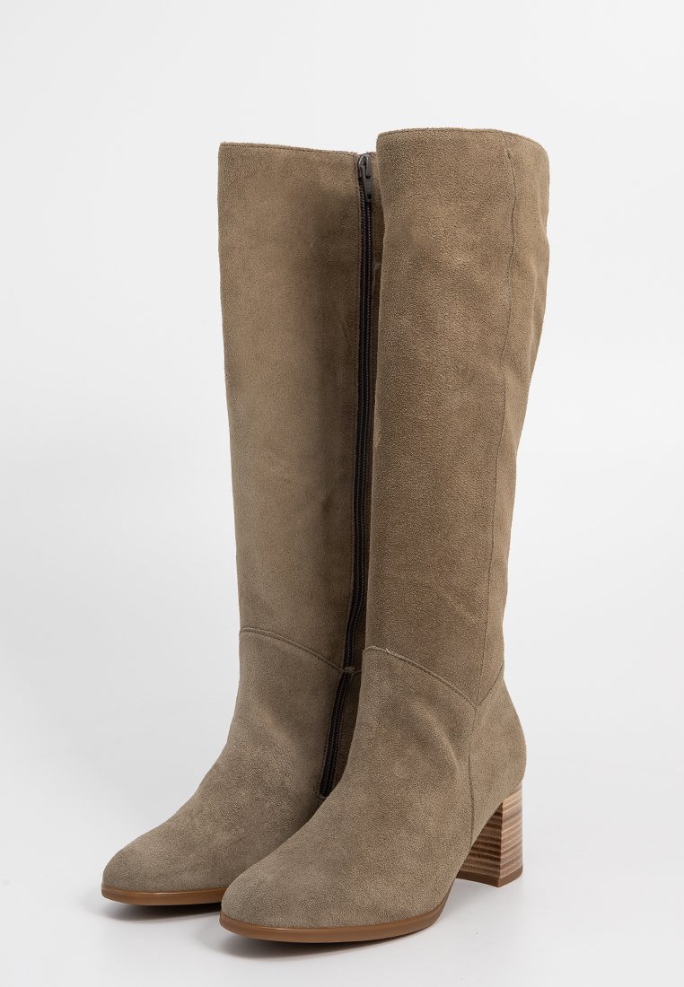 Knöchelhohe taupefarbene Wildlederstiefel mit einem seitlichen Reißverschluss, spitzem Schuhkopf und einem gestapelten Holzabsatz. Weiche Textur und glatte Oberfläche.