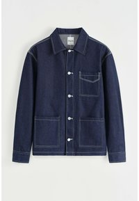 Veste en denim bleu foncé avec un devant à boutons, un col pointu, deux grandes poches avant et une petite poche sur la poitrine. Surpiqûres blanches.