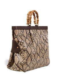 Sac à main en peau de serpent tan et marron avec des poignées en bambou, des accents en cuir, et un design structuré comprenant une fermeture à pression et une surface texturée.