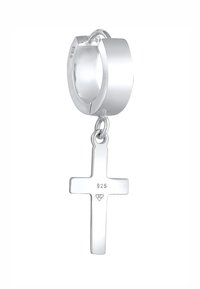 Orecchino a cerchio in argento con finitura liscia, dotato di un ciondolo a forma di croce contrassegnato con "925". Il design è minimalista e moderno.
