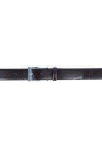 Ceinture en cuir noire avec une texture lisse, boucle rectangulaire en métal argenté et cinq trous pour ajuster la taille.