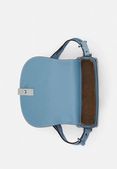 Svijetloplava kožna torba s glatkom površinom, srebrnim metalnim dijelovima i mekanim smeškim suedinim unutrašnjim dijelom. Ima zatvaranje na preklop i prilagodljivu traku.