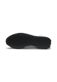 Semelle d'une basket blanche avec une semelle extérieure en caoutchouc noir présentant un motif de bande de roulement en forme d'étoile et le nom de la marque HUGO embossé au centre.