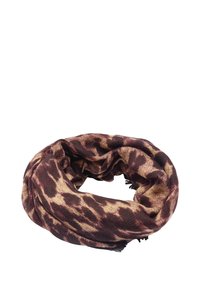 Brązowy i beżowy szalik w zwierzęcy wzór, miękka faktura, okrągły kształt, frędzle na brzegach, lekki materiał, luźno ułożony.