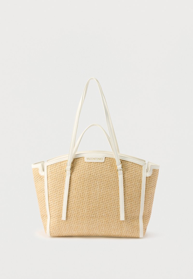 Bolso tote tejido beige con ribete blanco y asas dobles, con una placa del logo de Valentino en el centro superior.