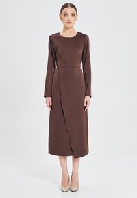 Braunes Satin-Midikleid mit Rundhalsausschnitt, langen Ärmeln und gerafftem Vorderteil. Verfügt über eine glatte Textur und einen lockeren Schnitt.