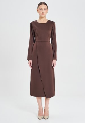 Braunes Satin-Midikleid mit Rundhalsausschnitt, langen Ärmeln und gerafftem Vorderteil. Verfügt über eine glatte Textur und einen lockeren Schnitt.