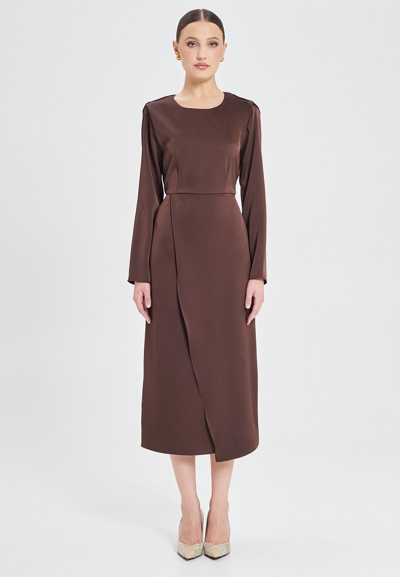 Braunes Satin-Midikleid mit Rundhalsausschnitt, langen Ärmeln und gerafftem Vorderteil. Verfügt über eine glatte Textur und einen lockeren Schnitt.