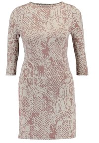 Polven pituinen mekko tekstuurilla neulotusta kankaasta, jossa on beige perusväri ja vaaleanpunainen käärmeennahkakuosi sekä kolme neljäsosapituista hihaa.