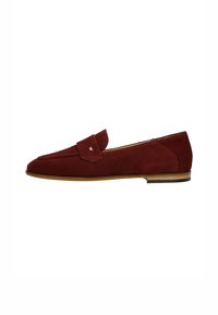 Bordeaux suede loafers met een platte zool, voorzien van een decoratieve band en subtiele stiksels. Soepele textuur met een zachte uitstraling.