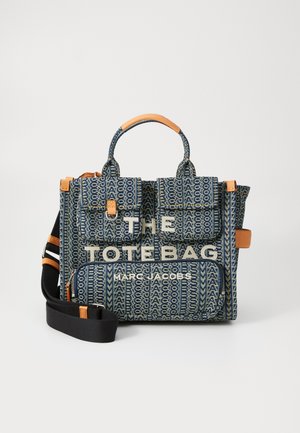 Geantă din pânză de culoare albastră cu un model geometric. Are accente din piele portocalie, două buzunare frontale și un curea de umăr ajustabilă. Text: "GEANTA DE TIP TOTE."