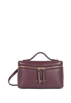 Sac à main rectangulaire en cuir texturé bordeaux avec fermeture éclair dorée, double tirette, poignée courte et petit lettrage doré de la marque devant.