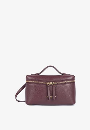 Sac à main rectangulaire en cuir texturé bordeaux avec fermeture éclair dorée, double tirette, poignée courte et petit lettrage doré de la marque devant.