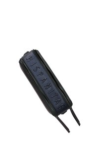 Rechthoekig hard-shell etui in zwart leer met een gestructureerde marineblauwe ritssectie, voorzien van reliëf tekst en dubbele ritsen.