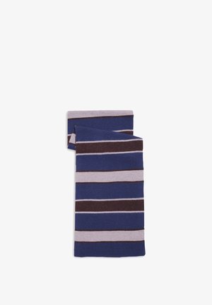 Écharpe en tricot pliée avec des rayures horizontales en bleu marine, marron foncé et gris clair sur un fond blanc.