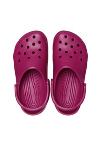 Fuksjowe klapki z wentylacją, z tylnymi paskami na piętę i teksturowanymi wkładkami zapewniającymi przyczepność. Gładki, lekki materiał plastikowy.
