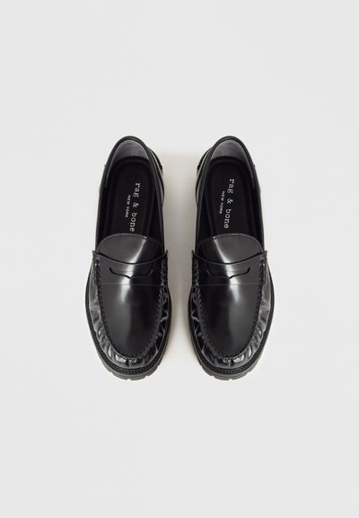 Czarne skórzane mokasyny z połyskującym wykończeniem, z przeszyciami i zaokrąglonym noskiem. Wnętrze z nadrukowanym logo. Płaska podeszwa.