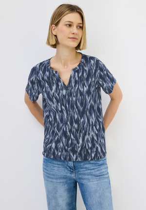 Marineblauw T-shirt met korte mouwen en een V-hals, met een gestructureerd patroon in lichtere blauwtinten. De stof lijkt licht en ademend te zijn.