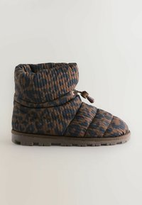 Stivaletto leopardato a stampa marrone e blu navy, imbottito, con design morbido, chiusura a cordoncino e suola in gomma testurizzata.