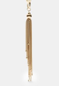 Porte-clés en chaîne dorée avec glands, mettant en vedette plusieurs chaînes pendantes et des accents de perles rondes, mettant en avant une texture métallique lisse et un design structuré.