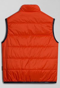 Gilet rosso imbottito senza maniche con colletto alto, design trapuntato e rifiniture blu navy lungo le buche per le braccia e l'orlo. Presenta un'etichetta di marca visibile.