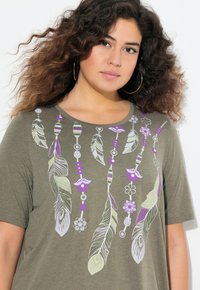 Ulla Popken SHORT SLEEVE GRAPHIC TEE - Camiseta estampada - olive grey