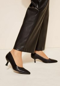 Friends Like These REGULAR FIT - POINTED TOE COURT - Klasszikus sarkú cipők - black