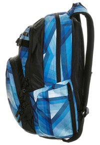 Sac à dos bleu et noir avec des motifs géométriques dans différentes nuances de bleu, équipé de plusieurs poches zippées et de bretelles rembourrées.