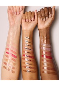 MAC LIPGLASS AIR - Lip gloss - snobbish
