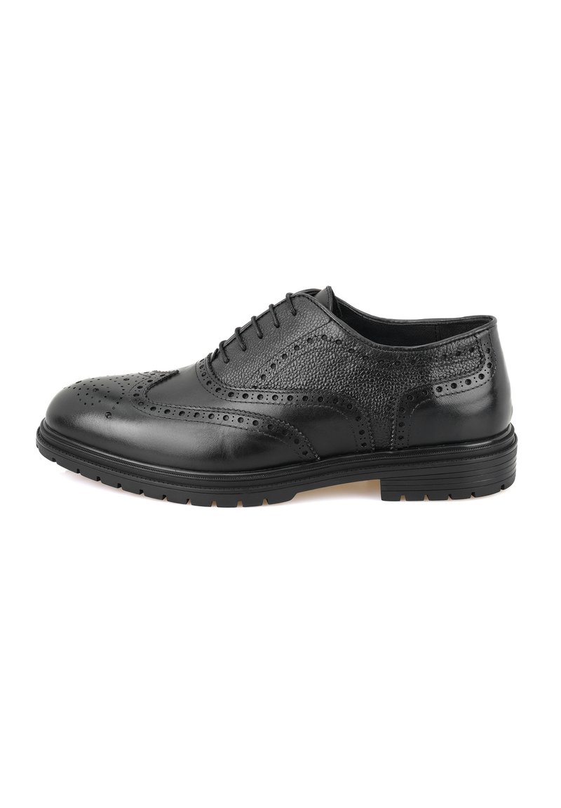 Zwarte leren nette schoen met brogue-details, textuur aan de zijkanten, ronde neus en stevige rubberen zool. Veters zorgen voor een veilige sluiting.