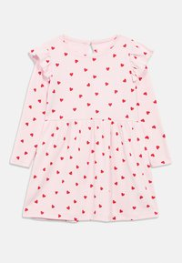 Ροζ φόρεμα με μακριά μανίκια και κόκκινο μοτίβο καρδιάς, με πινελιές βολάν στους ώμους και φούστα με πιέτες, κατασκευασμένο από απαλό βαμβακερό υλικό.