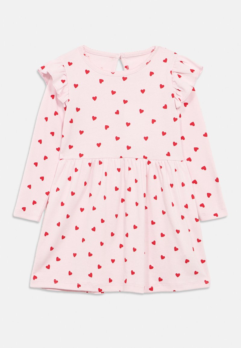 Ροζ φόρεμα με μακριά μανίκια και κόκκινο μοτίβο καρδιάς, με πινελιές βολάν στους ώμους και φούστα με πιέτες, κατασκευασμένο από απαλό βαμβακερό υλικό.