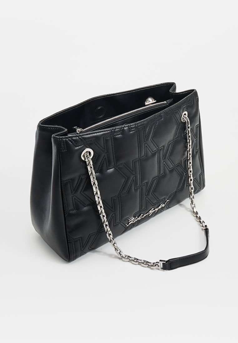 Sac fourre-tout en cuir noir avec motif en relief "K", anses en chaîne argentées, fermeture zip, et accent logo à l'avant.