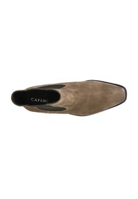 Stivale alla caviglia in suede marrone con punta affusolata, inserti laterali elasticizzati e design elegante. Presenta una fodera nera e dettagli di cucitura minimi.