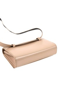 Sac à main rectangulaire en cuir beige avec une longue bandoulière, fermeture à rabat plié et détails de couture soignés sur fond blanc.