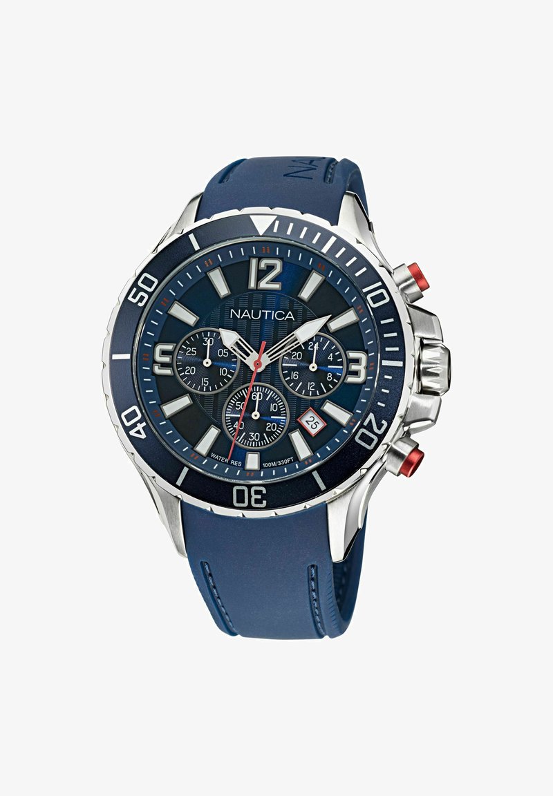 Nautica blå ur med kronograf, silverfärgade timmarkörer, tre subdials, datumfönster, roterande bezel och blå silikonrem.