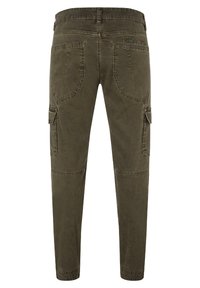 Olivgrüne Cargo-Hosen mit schmalem Schnitt, ausgestattet mit zwei Seitentaschen und zwei Gesäßtaschen. Hergestellt aus strapazierfähigem Stoff mit sichtbaren Nähten.