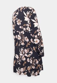 Květinové šaty ve tmavě modré barvě s dlouhými rukávy. Mají světle růžové a béžové květinové vzory, vrstvený lem a kulatý výstřih.