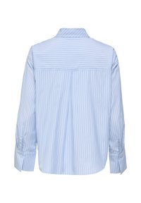 Chemise bleu clair à manches longues avec des rayures verticales blanches et bleues, poignets boutonnés et col classique vue de dos.