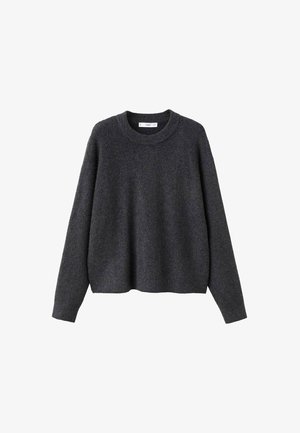 Suéter de punto gris oscuro con escote redondo, mangas largas y dobladillo acanalado. La tela parece suave y con textura, con un corte relajado.