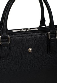 Borsa a tracolla nera in pelle con finitura testurizzata, doppi manici, chiusura con zip e dettagli in metallo dorato.